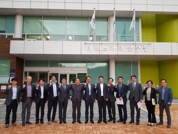 울산테크노파크 전지소재기술센터 방문한 KCFT 경영진 /사진=울산테크노파크