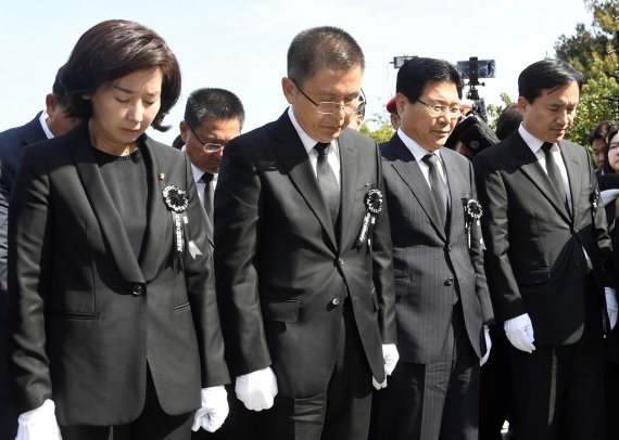 황교안 자유한국당 대표와 나경원 원내대표가 26일 서울 동작구 국립서울현충원에서 열린 고 박정희 전 대통령 서거 40주기 추도식에서 박 전 대통령 묘소에 헌화 후 묵념하고 있다. 사진=박범준 기자