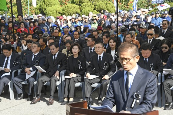 황교안 자유한국당 대표와 나경원 원내대표, 조원진·홍문종 우리공화당 공동대표가 26일 서울 동작구 국립서울현충원에서 열린 고 박정희 전 대통령 서거 40주기 추도식에서 김문수 전 경기도지사의 추모사를 경청하고 있다. 사진=박범준 기자