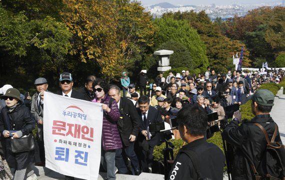 26일 서울 동작구 국립서울현충원에서 열린 '고(故) 박정희 전 대통령 서거 40주기 추도식'에서 우리공화당 당원들과 시민들이 박정희 대통령을 추모하기 위해 길게 줄서 있다. 사진=박범준 기자