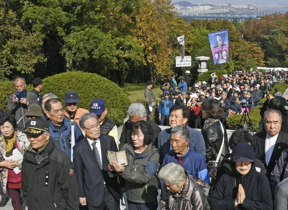 26일 서울 동작구 국립서울현충원에서 열린 '고(故) 박정희 전 대통령 서거 40주기 추도식'에서 시민들이 박정희 대통령을 추모하기 위해 길게 줄서 있다. 사진=박범준 기자