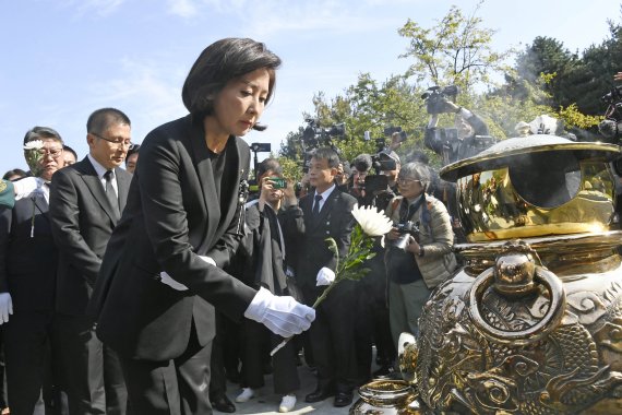 나경원 자유한국당 원내대표가 26일 서울 동작구 국립서울현충원 박정희 전 대통령 내외 묘소에서 열린 '고(故) 박정희 전 대통령 서거 40주기 추도식'에서 헌화하고 있다. 사진=박범준 기자