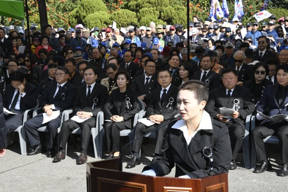 황교안 자유한국당 대표와 나경원 원내대표등 참석자들이 26일 서울 동작구 국립서울현충원에서 열린 고 박정희 전 대통령 서거 40주기 추도식에서 이언주 의원의 추도사를 경청하고 있다. 사진=박범준 기자