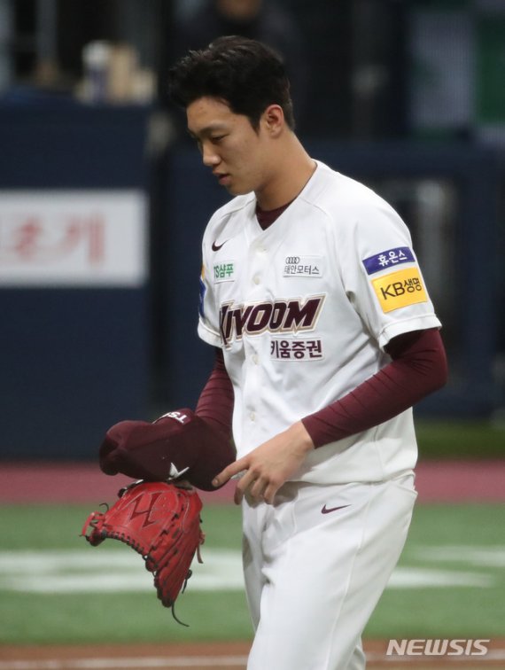 【서울=뉴시스】 고범준 기자 = 26일 오후 서울 구로구 고척스카이돔에서 열린 2019 KBO 한국시리즈 키움 히어로즈와 두산 베어스의 4차전 경기, 5회초 키움 안우진이 교체되고 있다. 2019.10.26. bjko@newsis.com