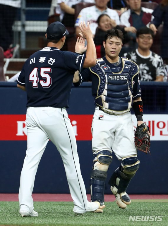 【서울=뉴시스】이영환 기자 = 25일 오후 서울 구로구 고척스카이돔에서 열린 2019 KBO 한국시리즈 키움 히어로즈와 두산 베어스의 3차전, 8회말 2사 주자없는 상황에서 키움 김하성을 포수 파울플라이 아웃으로 잡은 두산 투수 이용찬이 포수 박세혁과 기뻐하고 있다. 2019.10.25. 20hwan@newsis.com