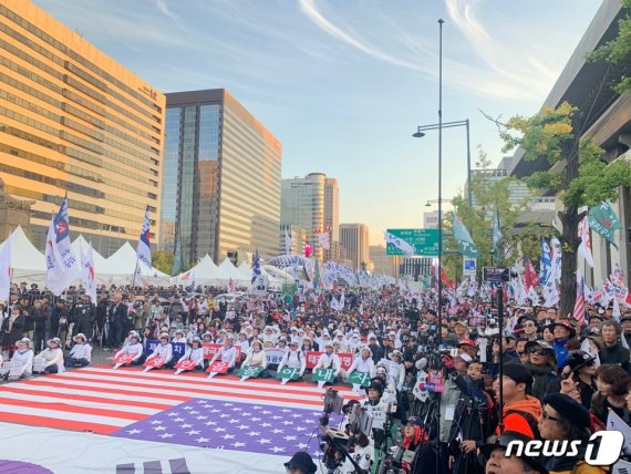 우리공화당이 26일 광화문 일대에서 집회를 열고 있는 모습. (우리공화당 제공) 2019.10.26/뉴스1© News1