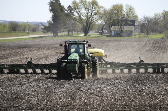Grant Kimberley, a sixth-generation soybean farmer and marketing director of the Iowa Soybean Association operates a seeding machine at his family farm in Maxwell, Iowa, the United States, April 26, 2019./뉴시스/XINHUA /사진=