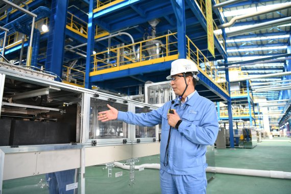 포스코케미칼 정규용 음극재생산부장이 시험가동 중인 생산라인에서 공정을 설명하고 있다. 포스코케미칼 제공