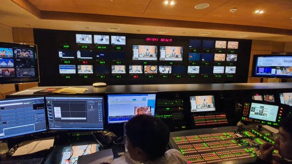 홈쇼핑 PD는 부조정실에서 방송을 총괄하며 스튜디오에 '실시간 콜수' 등 주문 실적 현황을 전달한다. 사진=김대현 인턴기자