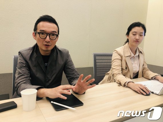 이승용 대상홀딩스 DB센터장(왼쪽)이 유통상품 지식뱅크 서비스에 대해 설명하고 있다.© 뉴스1