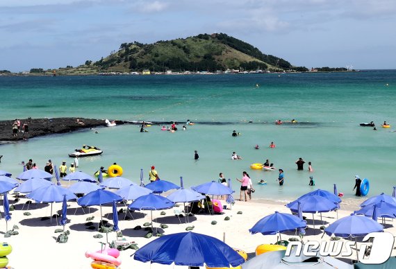 지난 8월 제주시 협재해수욕장을 찾은 피서객들이 물놀이를 하며 더위를 피하고 있다. © News1 이석형 기자