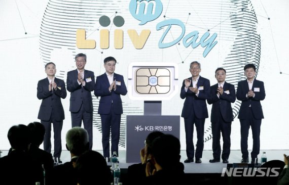 【서울=뉴시스】최동준 기자 = 손병두(왼쪽 세번째) 금융위원회 부위원장, 윤종규(왼쪽 네번째) KB금융지주 회장을 비롯한 참석자들이 28일 서울 중구 반야트리 클럽앤스타 서울에서 열린 KB국민은행 알뜰폰 브랜드 '리브엠' 론칭 행사에서 기념촬영을 하고 있다.왼쪽부터 하현회 LG유플러스 부회장, 허인 KB국민은행장, 손 부위원장, 윤 회장, 이태희 과학기술정보통신부 통신정책 국장, 최성호 방송통신위원회 이용자정책국장. 2019.10.28. photocdj@newsis.com