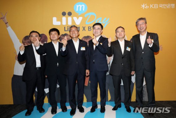 【서울=뉴시스】최동준 기자 =28일 오전 서울 중구 반얀트리호텔에서 열린 KB국민은행 리브모바일 런칭행사 '리브모바일데이' 행사에서 이태희(왼쪽부터) 과학기술정보통신부 통신정책국장, 최성호 방통위 이용자정책국장, 윤종규 KB금융지주 회장, 손병두 금융위 부위원장, 하현회 LG유플러스 부회장, 허인 KB국민은행장이 기념촬영을 하고 있다. 2019.10.28.photo@newsis.com