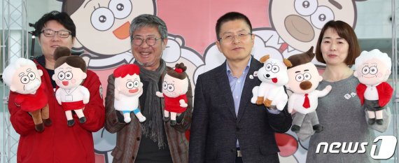 한국당 만화에 '속옷만 입은 文대통령' 논란.."문재앙" 조롱도