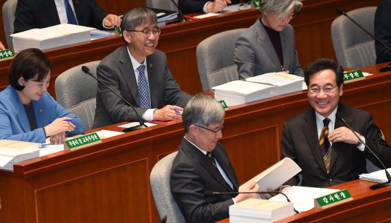 이낙연 국무총리가 28일 국회에서 열린 예산결산특별위원회 전체회의에서 밝은 표정을 짓고 있다. 이 총리는 이날로 '재임 881일'(2년 4개월 27일), 1987년 대통령 직선제 도입 이후 최장수 총리 기록을 세운다. 사진=서동일 기자