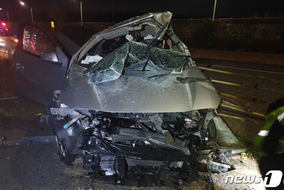 28일 오전 2시40분께 울산 북구 아산로에서 성내삼거리 방면으로 달리던 뉴SM3 승용차가 도로변 가드레일과 연석 등 구조물과 충돌해 파손돼 있다. (울산지방경찰청 제공) 2019.10.28/뉴스1 © News1 조민주 기자