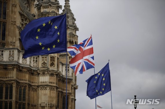 영국 의사당의 영국기와 유럽연합기 AP /사진=뉴시스