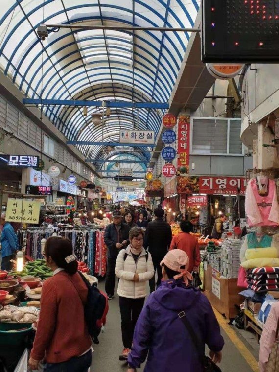 중국인 단체 관광객들이 한국 전통시장을 관람하고 있다.