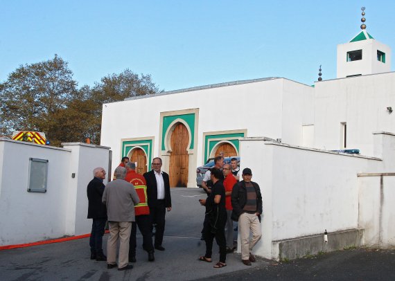 프랑스 남서부 바욘에서 28일(현지시간) 지역 주민들이 총격 사건이 일어난 이슬람 사원 근처에 모여 있다.AP뉴시스