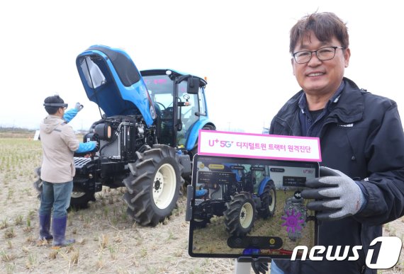 5G 기반의 디지털 트윈 기술이 적용된 원격진단을 이용해 손쉽고 빠르게 에어클리너를 교체하고 있다.(LG유플러스 제공) © 뉴스1