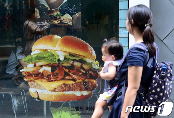 서울시내의 한 맥도날드 매장 앞으로 시민들이 지나고 있다. News1 박지혜 기자
