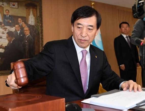 기준금리 인하를 결정하는 한국은행 이주열 총재