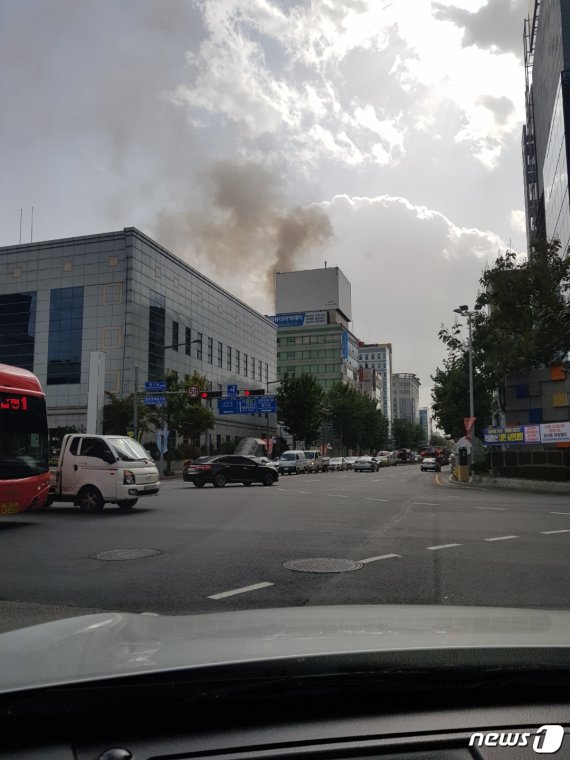 29일 오전 10시 54분께 대전 중구 성심당 건물에서 화재가 발생, 연기가 나고 있다. © 뉴스1