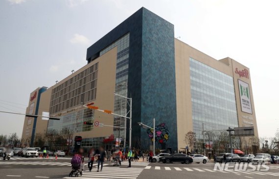 【부산=뉴시스】 오는 31일 개점하는 부산 강서구 명지동 '스타필드 시티 명지'. 이 곳은 지하 3층, 지상 8층, 연면적 10만㎡, 매장 면적 2만7000㎡, 동시 주차 1300대 규모를 갖췄다. 이 곳에는 지역민들이 가족과 함께 즐길 수 있는 옥상 스타가든, 센소리가든, 책정원, 팻파크등 편의시설을 비롯해 트레이더스, F&B와 마켓을 결합한 시티마켓, 일렉트로마트, 토이킹덤, 챔피언 등 전문점과 패션, 스포츠, F&B 등 총 100여 개의 매장이 입점했다. (사진=뉴시스 DB)