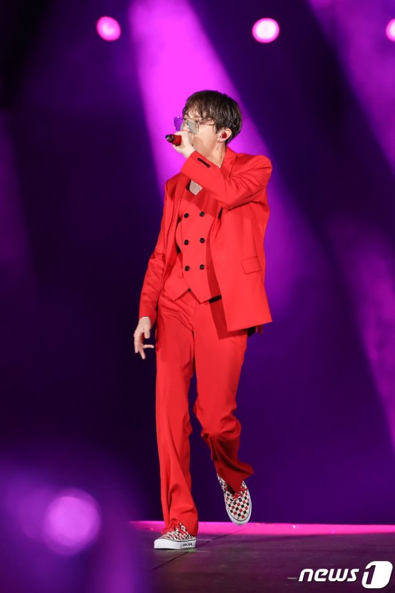 방탄소년단(BTS) 제이홉이 29일 오후 서울 송파구 잠실 올림픽 주경기장에서 열린 '러브 유어셀프: 스피크 유어셀프 [더 파이널] (LOVE YOURSELF: SPEAK YOURSELF [THE FINAL])‘ 콘서트에 출연해 화려한 공연을 선보이고 있다. (빅히트 제공) 2019.10.29/뉴스1 © News1 권현진 기자