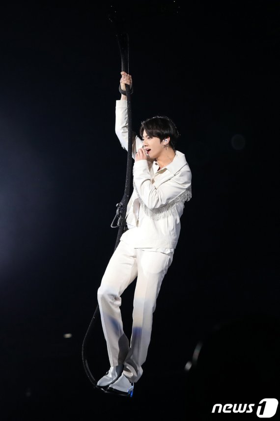 방탄소년단(BTS) 정국이 29일 오후 서울 송파구 잠실 올림픽 주경기장에서 열린 '러브 유어셀프: 스피크 유어셀프 [더 파이널] (LOVE YOURSELF: SPEAK YOURSELF [THE FINAL])‘ 콘서트에 출연해 화려한 공연을 선보이고 있다. (빅히트 제공) 2019.10.29/뉴스1 © News1 권현진 기자