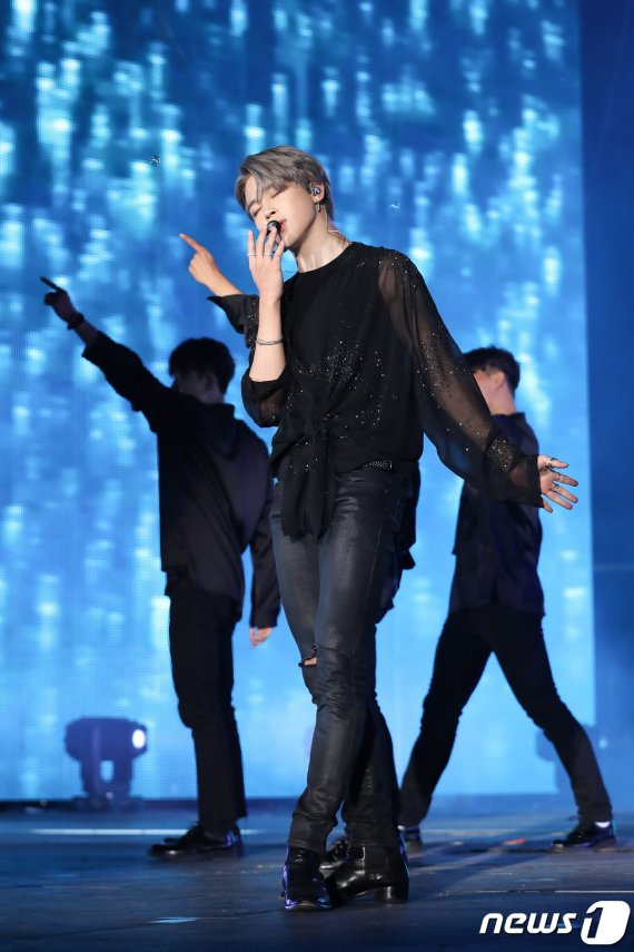 방탄소년단(BTS) 지민이 29일 오후 서울 송파구 잠실 올림픽 주경기장에서 열린 '러브 유어셀프: 스피크 유어셀프 [더 파이널] (LOVE YOURSELF: SPEAK YOURSELF [THE FINAL])‘ 콘서트에 출연해 화려한 공연을 선보이고 있다. (빅히트 제공) 2019.10.29/뉴스1 © News1 권현진 기자