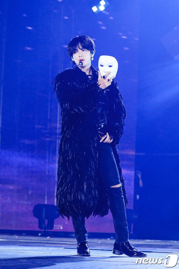 방탄소년단(BTS) 뷔가 29일 오후 서울 송파구 잠실 올림픽 주경기장에서 열린 '러브 유어셀프: 스피크 유어셀프 [더 파이널] (LOVE YOURSELF: SPEAK YOURSELF [THE FINAL])‘ 콘서트에 출연해 화려한 공연을 선보이고 있다. (빅히트 제공) 2019.10.29/뉴스1 © News1 권현진 기자