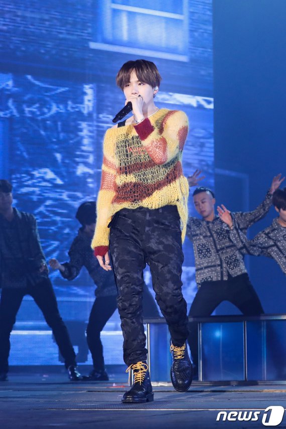 방탄소년단(BTS) 슈가가 29일 오후 서울 송파구 잠실 올림픽 주경기장에서 열린 '러브 유어셀프: 스피크 유어셀프 [더 파이널] (LOVE YOURSELF: SPEAK YOURSELF [THE FINAL])‘ 콘서트에 출연해 화려한 공연을 선보이고 있다. (빅히트 제공) 2019.10.29/뉴스1 © News1 권현진 기자