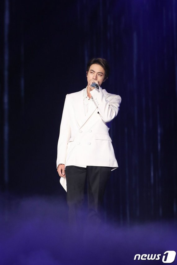 방탄소년단(BTS) 진이 29일 오후 서울 송파구 잠실 올림픽 주경기장에서 열린 '러브 유어셀프: 스피크 유어셀프 [더 파이널] (LOVE YOURSELF: SPEAK YOURSELF [THE FINAL])‘ 콘서트에 출연해 화려한 공연을 선보이고 있다. (빅히트 제공) 2019.10.29/뉴스1 © News1 권현진 기자