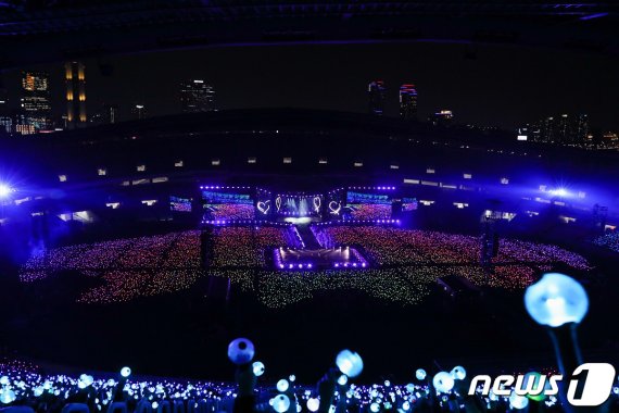 29일 오후 서울 송파구 잠실 올림픽 주경기장에서 방탄소년단(BTS) '러브 유어셀프: 스피크 유어셀프 [더 파이널] (LOVE YOURSELF: SPEAK YOURSELF [THE FINAL])‘ 콘서트가 화려하게 열리고 있다. (빅히트 제공) 2019.10.29/뉴스1 © News1 권현진 기자