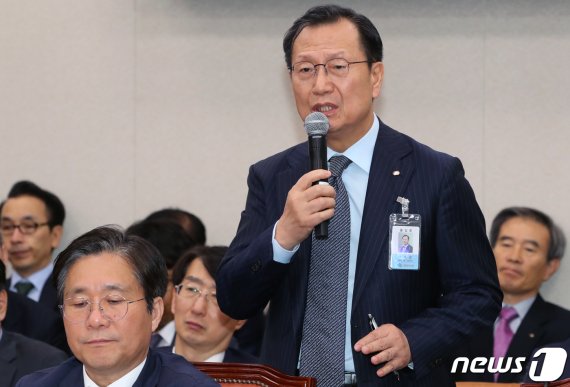 김종갑 한국전력공사 사장이 지난해 10월 국회에서 발언하는 모습. 김 사장 앞에 성윤모 산업통상자원부 장관. 뉴스1