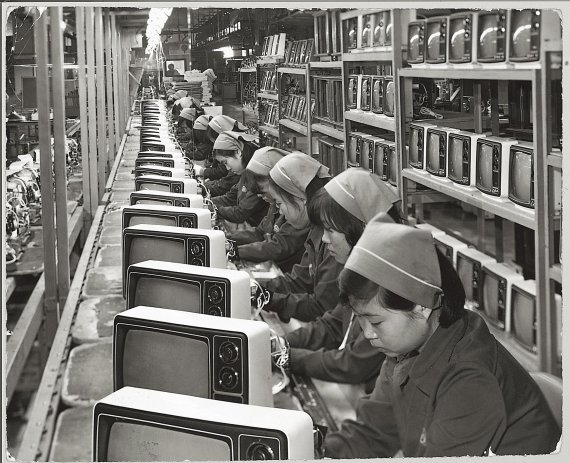 TV 신화의 첫발/1971년 국산으로는 처음으로 삼성 TV가 파나마에 수출되면서 오늘날 세계 TV 1등 신화의 첫발을 내디뎠다. 당시 흑백 TV를 생산하던 삼성전자 라인.