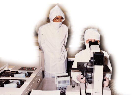 반도체의 탄생/삼성전자는 첨단반도체 사업 진출 선언 이래 첫 성과로 1983년 64K D램을 세계 3번째로 개발하는 데 성공했다. 연구진이 미세공정을 수행하고 있다.