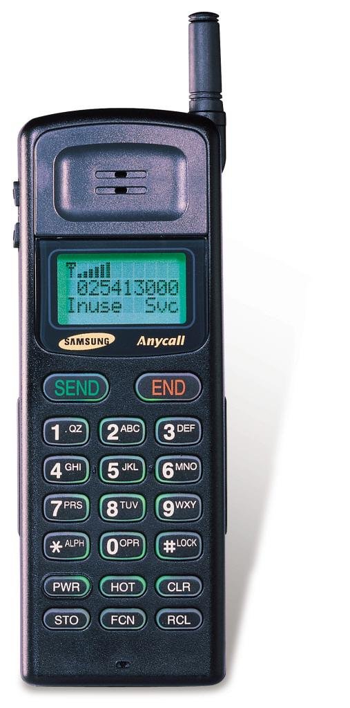 한국지형에 강하다 ‘애니콜’/1994년 삼성전자가 '애니콜'이라는 이름으로 처음 선보인 아날로그 휴대폰. 애니콜은 '한국지형에 강하다'라는 유명한 광고를 탄생시키며 외국 제품들이 장악했던 국내 휴대폰 시장에서 삼성전자를 일약 1위에 올려 놓았다.