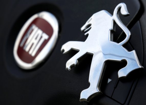 Logos of Peugeot and Fiat are seen in this illustration picture taken October 30, 2019. REUTERS/Regis Duvignau/Illustration /REUTERS/뉴스1 /사진=