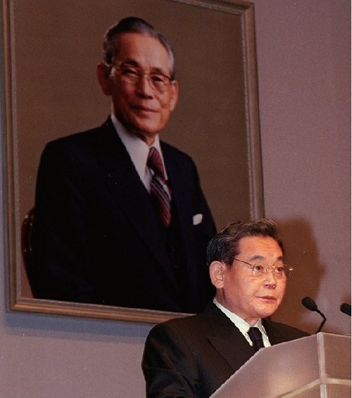 지난 1997년 호암아트홀에서 열린 고(故) 이병철 삼성 창업주의 10주기 추모식에 유가족 대표로 참석해 추모사를 하고 있는 이건희 회장. 삼성전자 제공