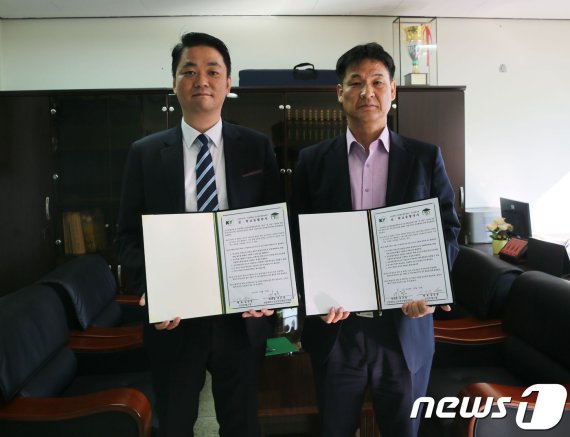 김근종 건양대 글로벌호텔관광학과 교수(오른쪽)와 김운장 부산 신신호텔그룹 대표가 기업계약학과 체결식을 갖고 기념사진을 촬영하고 있다. (건양대학교 제공) © 뉴스1