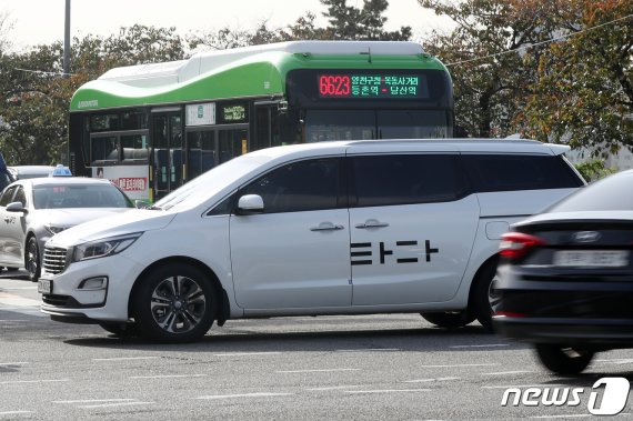 택시업계와 갈등을 빚었던 승합차 공유 서비스 '타다'를 운영한 이재웅 쏘카 대표가 불구속 상태로 재판에 넘겨졌다. © News1 민경석 기자