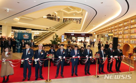 【부산=뉴시스】 '스타필드 시티 명지'가 31일 부산 강서구 명지신도시에서 문을 열고 본격적인 영업을 시작했다. 사진은 개점행사에 참석한 내외빈들이 축하 테잎을 절단하고 있는 모습. 2019.10.31. photo@newsis.com