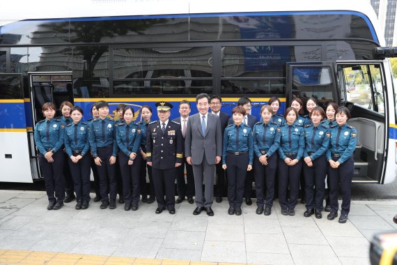 수소전기버스 시승식 참석한 이낙연 총리, 민갑룡 경찰청장