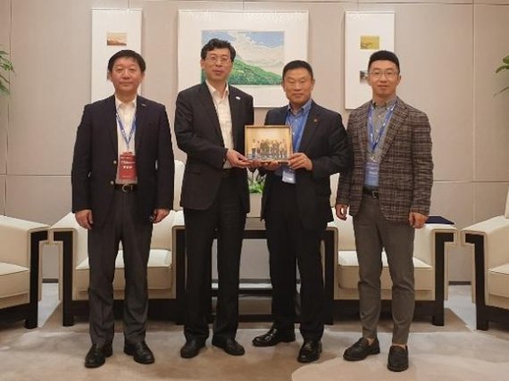 강성후 ㈔국제전기자동차엑스포 사무총장(오른쪽 두 번째)이 장영웨이 중국 전기차 100인회 비서장과 한중 미래차 정책 공유와 산업 발전을 위한 업무협약을 체결했다