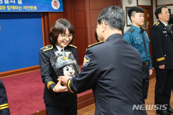 【제주=뉴시스】김병구 제주지방경찰청장이 지난 21일 제74주년 경찰의 날을 맞아 문금희 경위에게 포순이 인형을 선물하고 있다. (사진=제주지방경찰청 제공)
