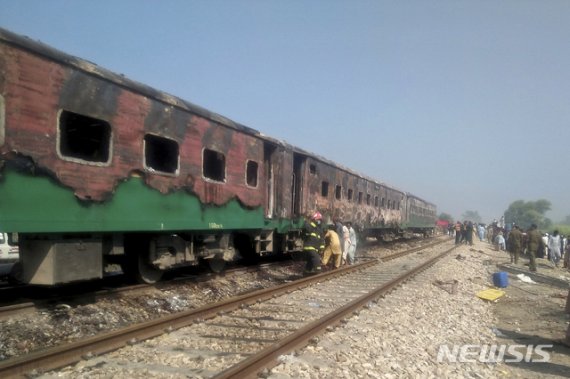 【라힘야르칸=AP·뉴시스】파키스탄 동부 펀자브주 라힘야르칸에서 31일 달리던 열차에서 조리용 가스실린더가 폭발하면서 화재가 발생해 승객 65명이 사망했다. 파키스탄 당국자들이 화재가 진압된 사고 열차를 살펴보고 있다. 2019.10.31. /사진=뉴시스