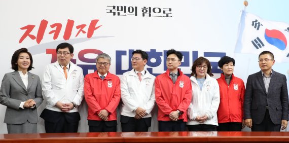 10월 31일 국회에서 열린 제1차 자유한국당 영입인재 환영식에서 참석자들이 기념촬영을 하고 있다. 왼쪽부터 나경원 원내대표, 윤창현 서울시립대 교수, 김용하 순천향대 교수, 김성원 전 두산중공업 부사장, 백경훈 청사진 공동대표, 양금희 여성유권자연맹회장, 이진숙 전 대전 MBC사장, 황교안 대표. 사진=김범석 기자