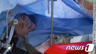 뇌수술 생중계 장면© 뉴스1